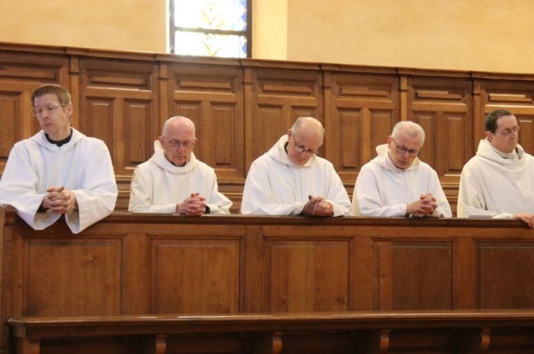Découvrez la vie quotidienne des Petits Frères de Marie à Bazougers