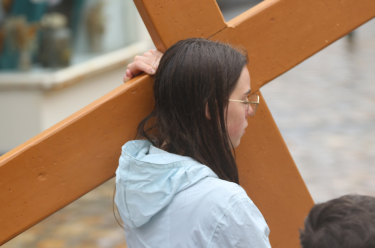 Malgré la pluie, une foule fervente dans les rue de Laval pour le Vendredi Saint