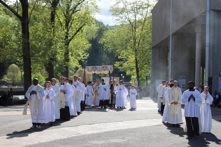 La procession eucharistique à Lourdes