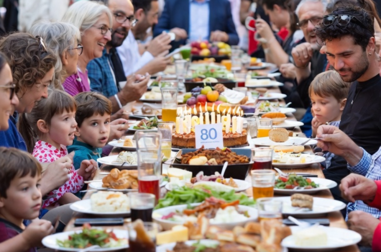 le Secours Catholique célèbre ses 80 ans autour de grandes tablées conviviales