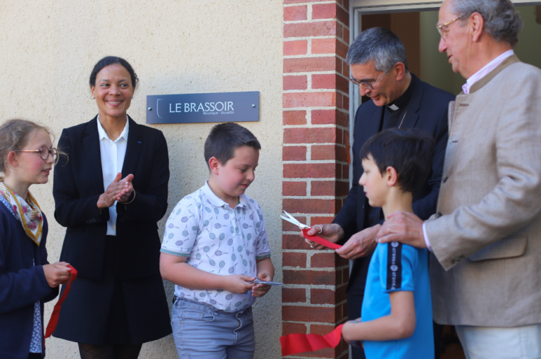 Notre évêque inaugure le Brassoir de l&rsquo;Abbaye du Port-du-Salut en présence de la Préfète