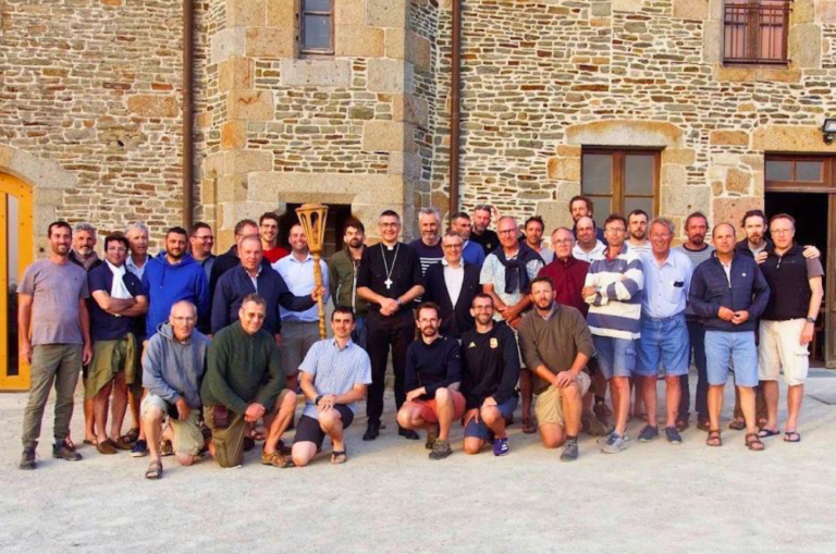 Pèlerinage des hommes : les paroisses de Craon et Mayenne en route vers le Mont-Saint-Michel