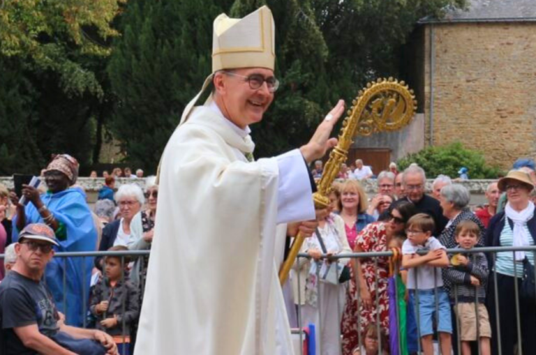 Monseigneur Matthieu Dupont préside le grand Pardon de Sainte-Anne d&rsquo;Auray