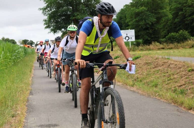 Sur les routes du Pélé VTT, les jeunes prieront le chapelet en pédalant