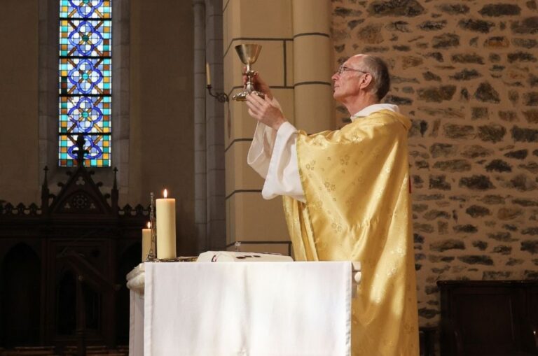 Le 4 août, fête de tous les prêtres : dire merci et prier pour eux