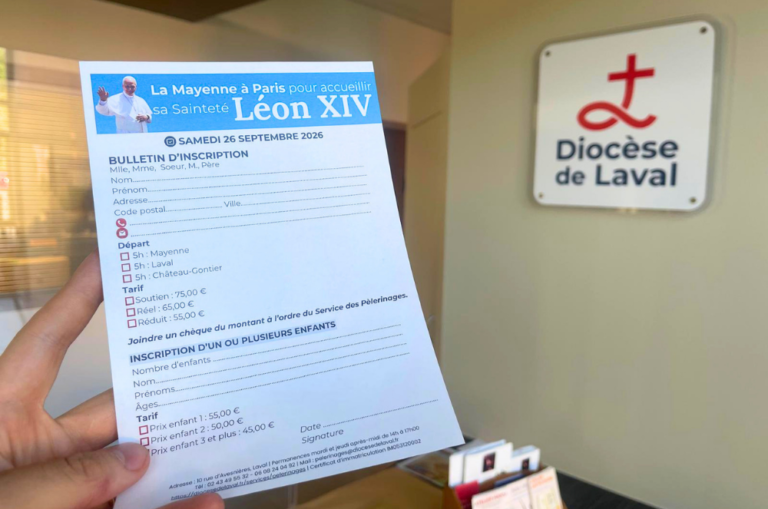 Un formulaire papier pour s&rsquo;inscrire au voyage à Paris avec le pape