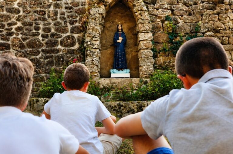 À Pontmain, prêtres et familles se ressourcent ensemble : une retraite qui fait grandir toute l&rsquo;Église