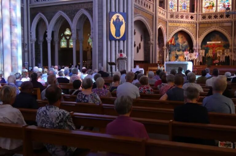 Lourdes Cancer Espérance 53 en pèlerinage à Pontmain