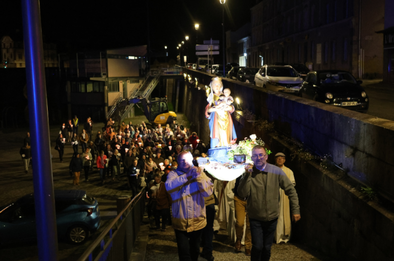À Mayenne, Notre-Dame-des-Miracles portée en procession sur la rivière (Photos)