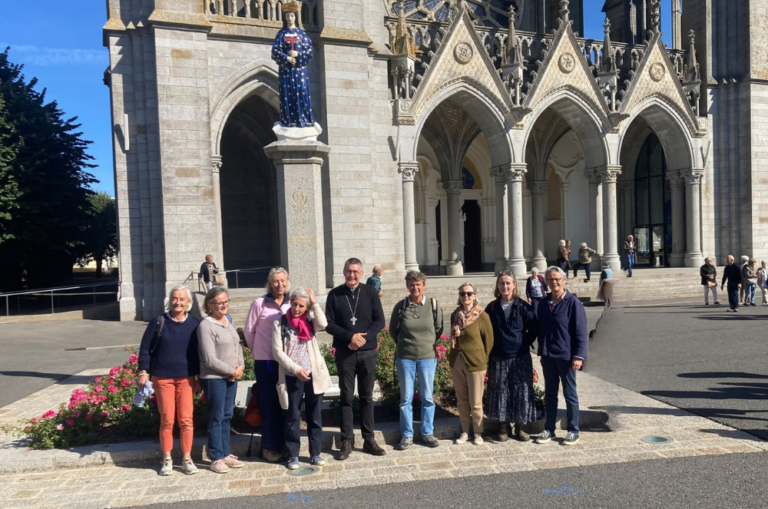 Depuis quatre ans, des pèlerines marchent vers Pontmain avec l’abbé Guérin